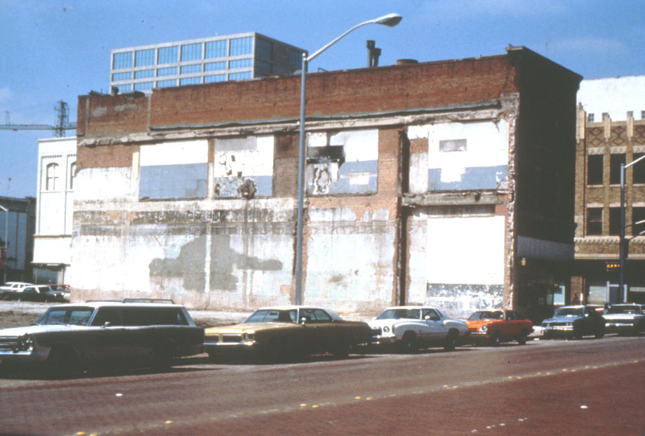 Dilapidated Jett Building before the Chisholm mural | Credit: DMSAS Project 杰特大厦沃思堡理查德·哈斯的奇泽姆径壁画前