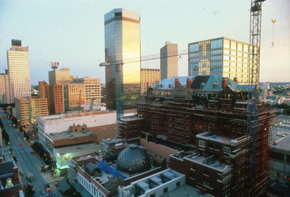 Sundance West under construction in the late 1980s. It was the first new residential building in downtown since WWII. | Credit: DMSAS Project 圣丹斯西区在20世纪80年代末开始建设