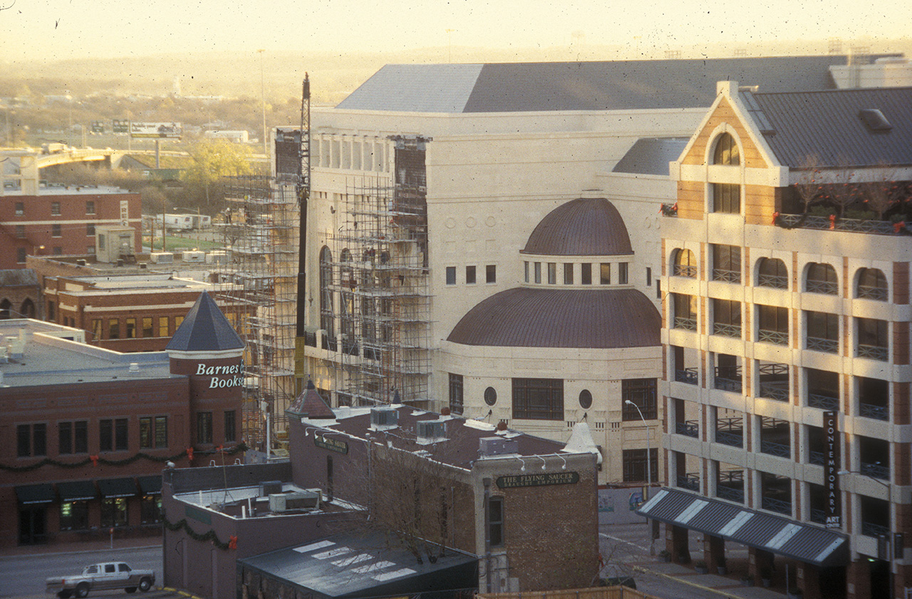 Bass Hall under construction in the late 1990s. Across the street from the scaffolding is the Barnes & Noble at Sundance East, a mixed use block built in 1993. | Credit: DMSAS Project 贝司表演厅正在建设中的20世纪90年代中后期,随着巴诺在圣丹斯东左侧。