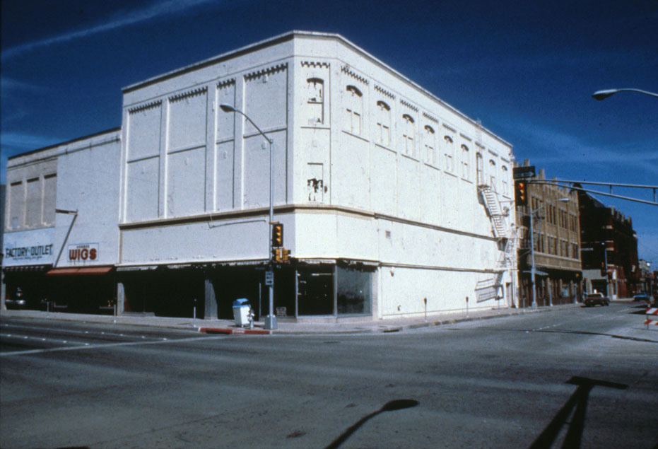 Billy Miner's building before the renovation, corner of W 3rd and Houston Sts | Credit: DMSAS Project 沃斯堡,西3街和休斯顿街交汇处,比利·米纳翻新前的酒吧大楼
