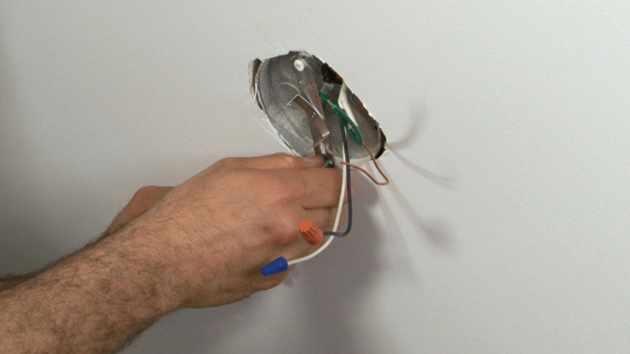 Installing Track Lighting in Your Home | Credit: Sherri James 在家中安装轨道照明