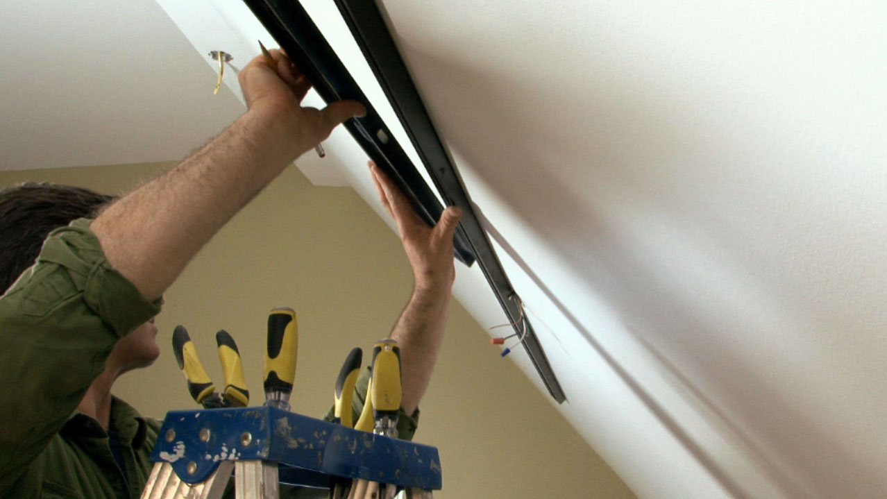 Installing Track Lighting in Your Home | Credit: Sherri James 在家中安装轨道照明