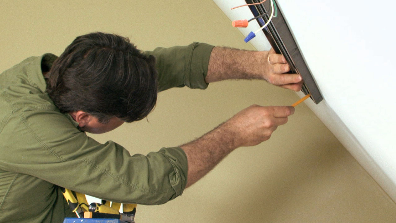 Installing Track Lighting in Your Home | Credit: Sherri James 在家中安装轨道照明