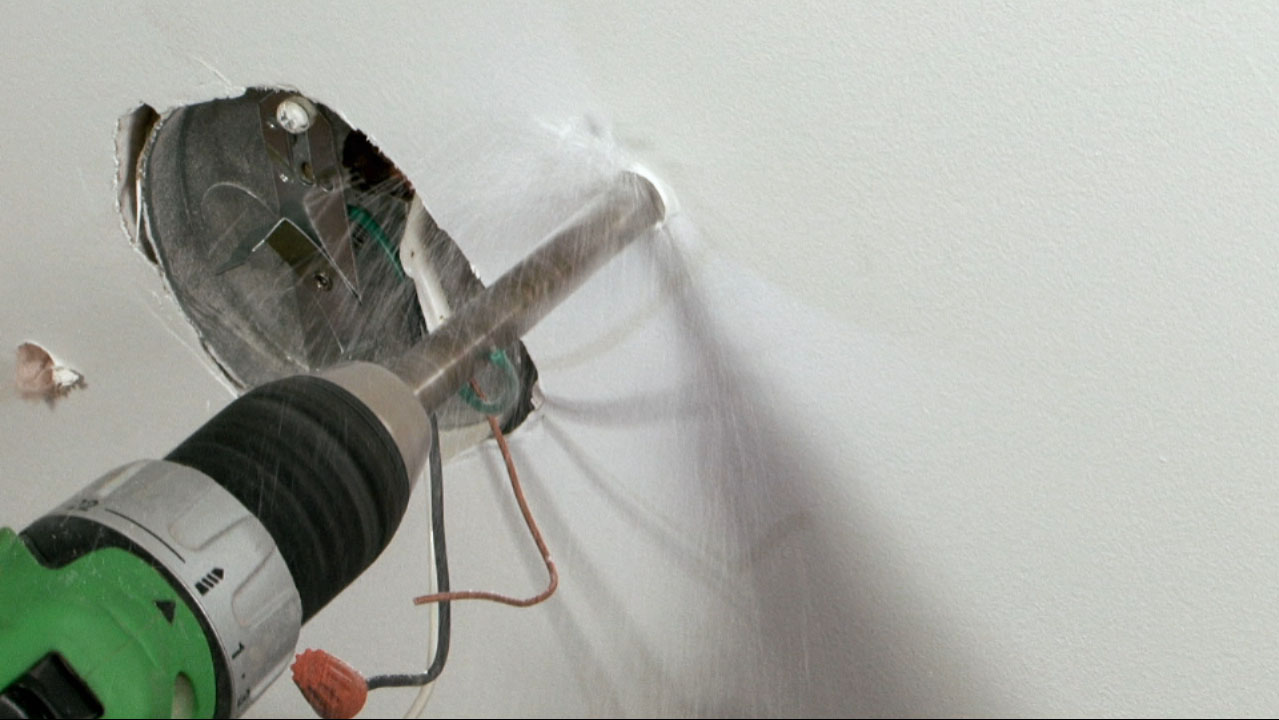Installing Track Lighting in Your Home | Credit: Sherri James 在家中安装轨道照明