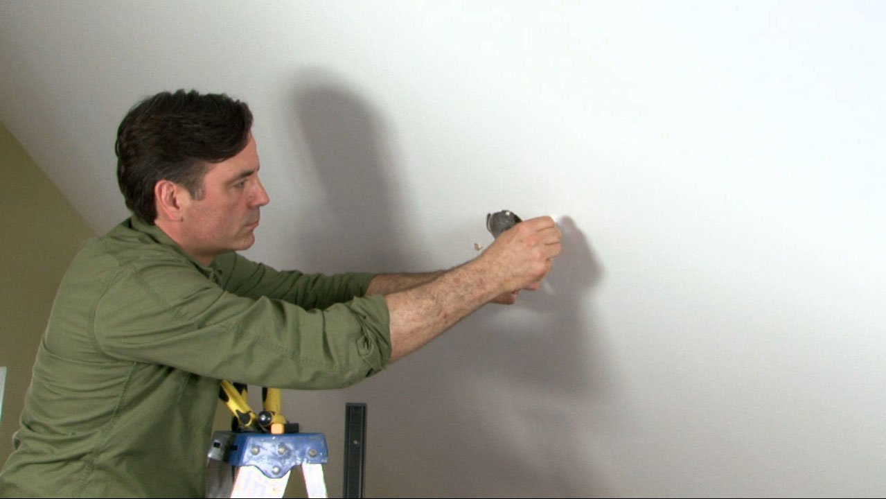 Installing Track Lighting in Your Home | Credit: Sherri James 在家中安装轨道照明