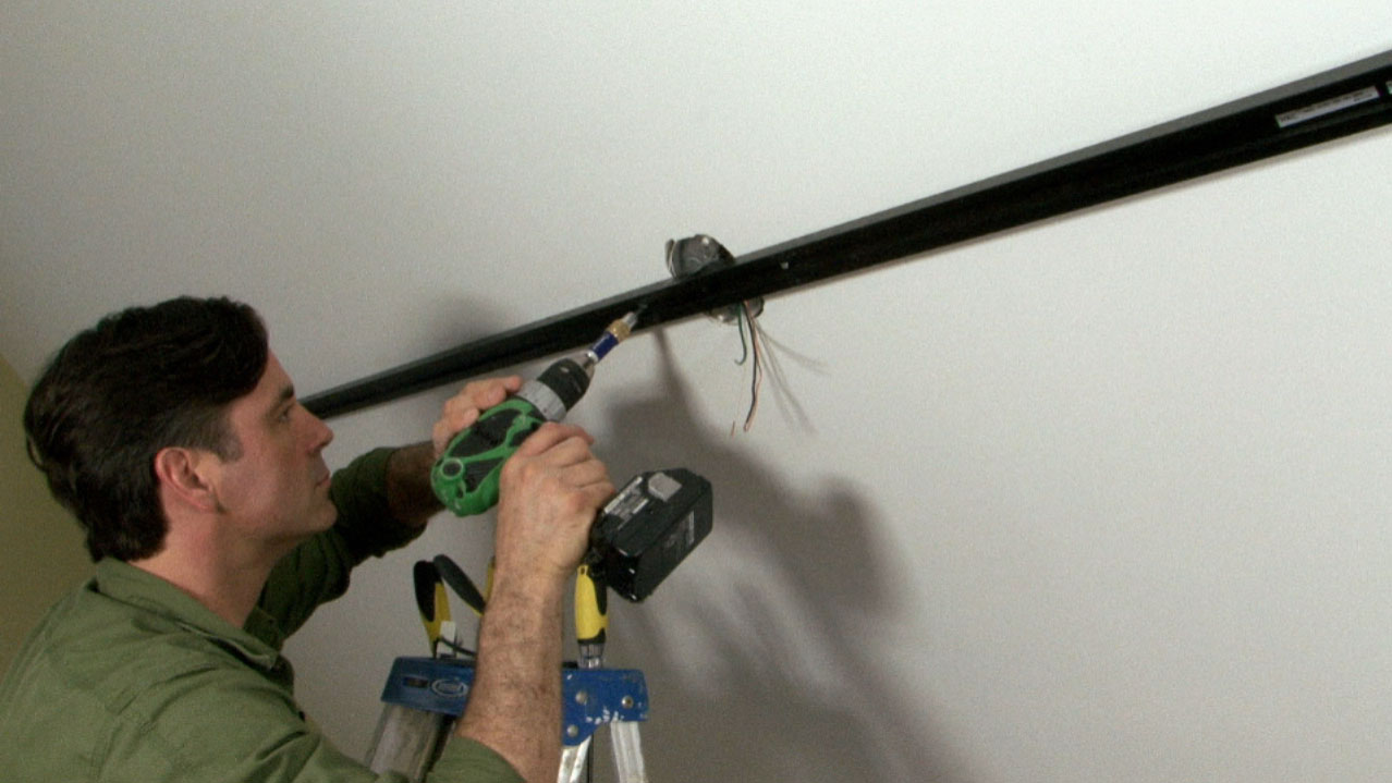 Installing Track Lighting in Your Home | Credit: Sherri James 在家中安装轨道照明