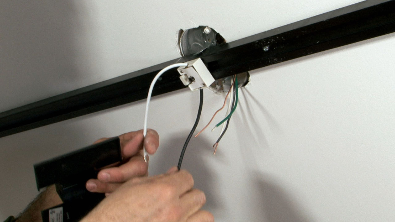 Installing Track Lighting in Your Home | Credit: Sherri James 在家中安装轨道照明