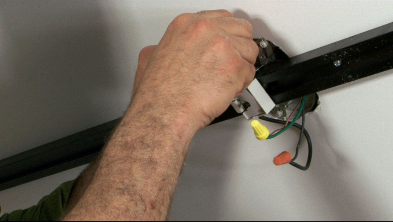 Installing Track Lighting in Your Home | Credit: Sherri James 在家中安装轨道照明
