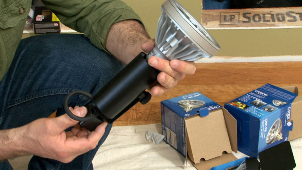 Installing Track Lighting in Your Home | Credit: Sherri James 在家中安装轨道照明