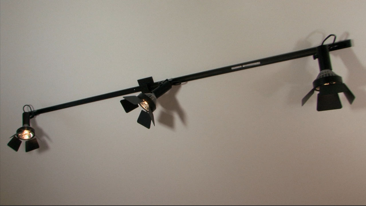 Installing Track Lighting in Your Home | Credit: Sherri James 在家中安装轨道照明