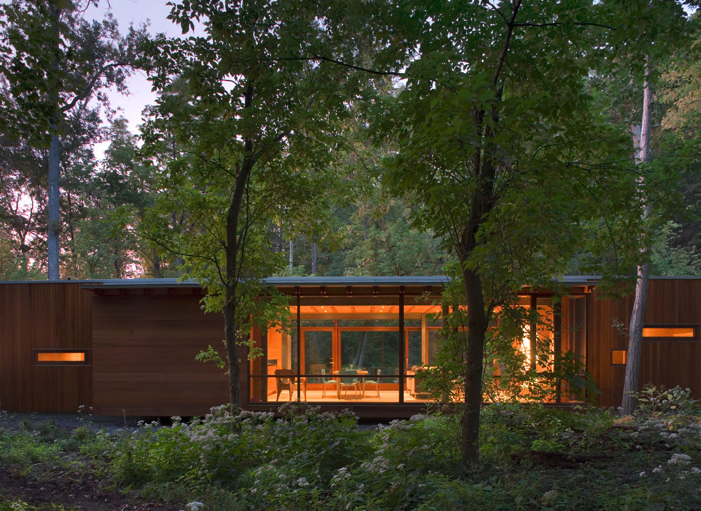博林·西文斯基·杰克逊(Bohlin Cywinski Jackson)为康姆斯点(Combs Point)住宅提供的林木景观