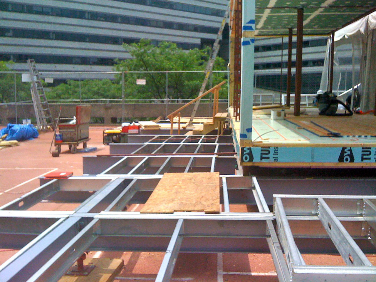 太阳能十项全能2011团队纽约的太阳能屋顶吊舱建设