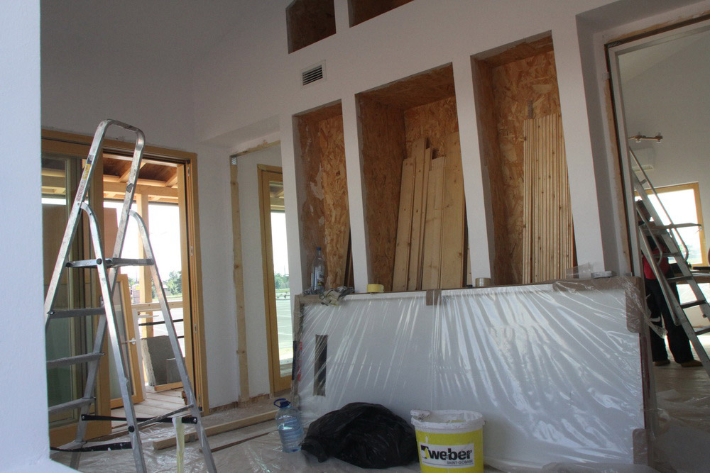 建筑工人在建造棱柱形房屋。