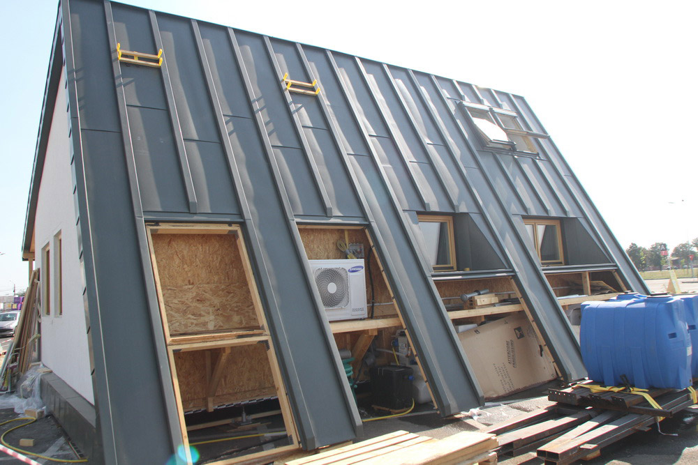 建筑工人在建造棱柱形房屋。