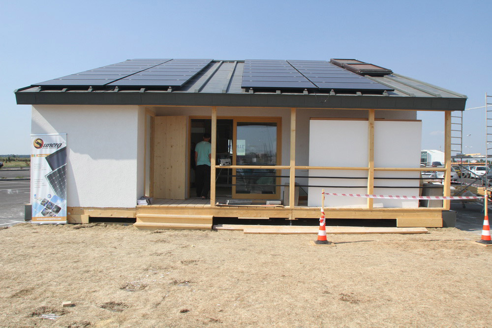 建筑工人在建造棱柱形房屋。