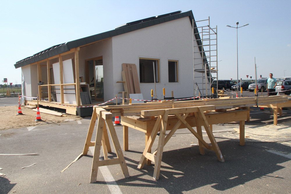 建筑工人在建造棱柱形房屋。