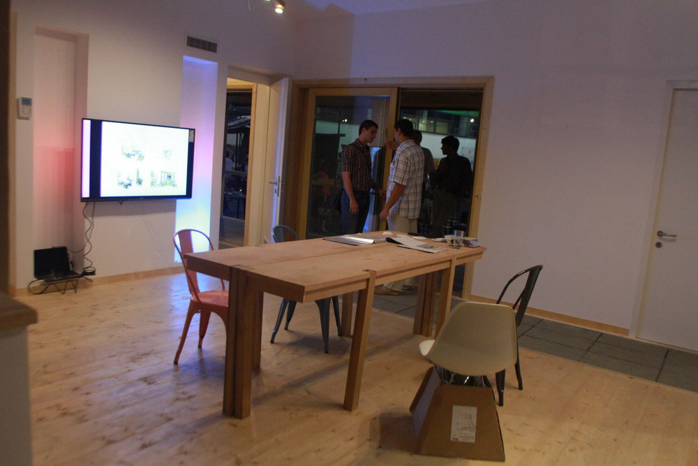 建筑工人在建造棱柱形房屋。