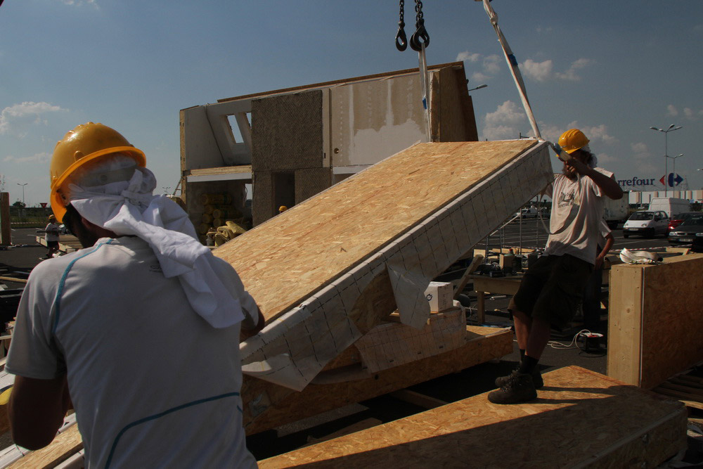 建筑工人在建造棱柱形房屋。