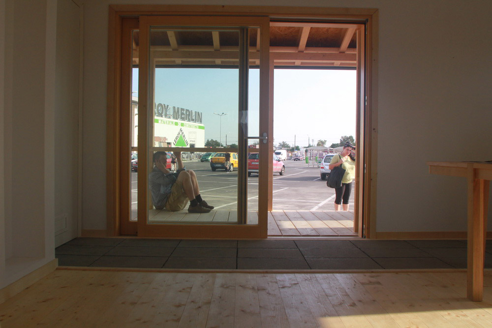 建筑工人在建造棱柱形房屋。