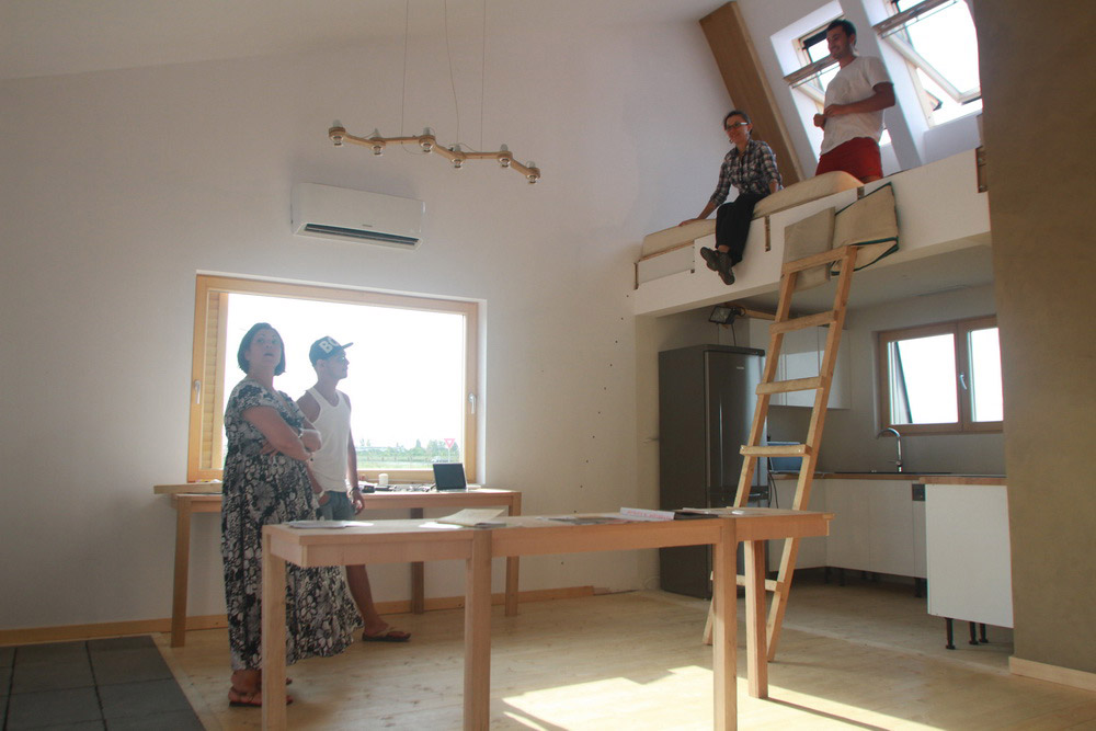 建筑工人在建造棱柱形房屋。