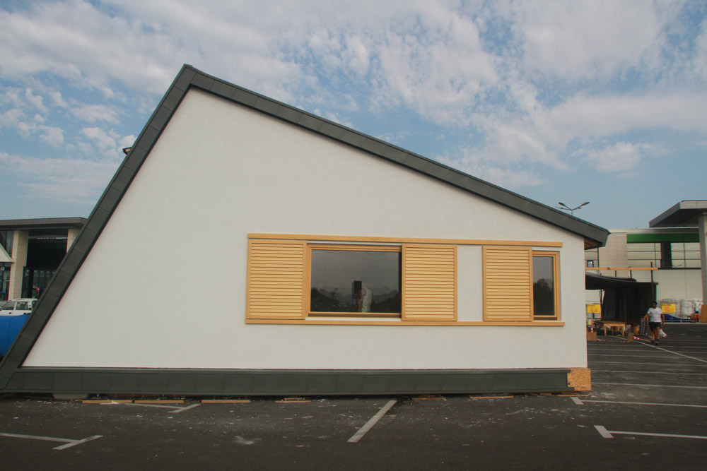 建筑工人在建造棱柱形房屋。