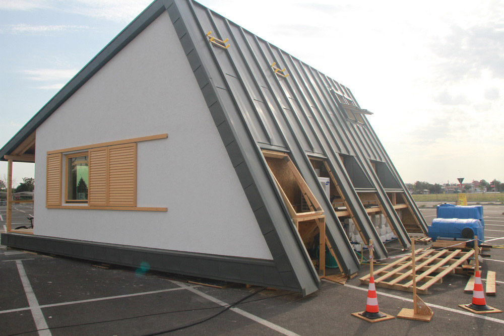 建筑工人在建造棱柱形房屋。