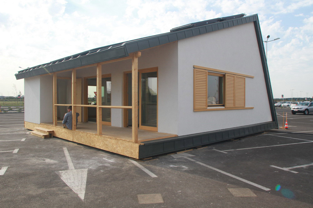 建筑工人在建造棱柱形房屋。