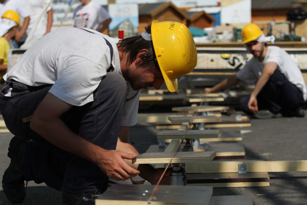 建筑工人在建造棱柱形房屋。