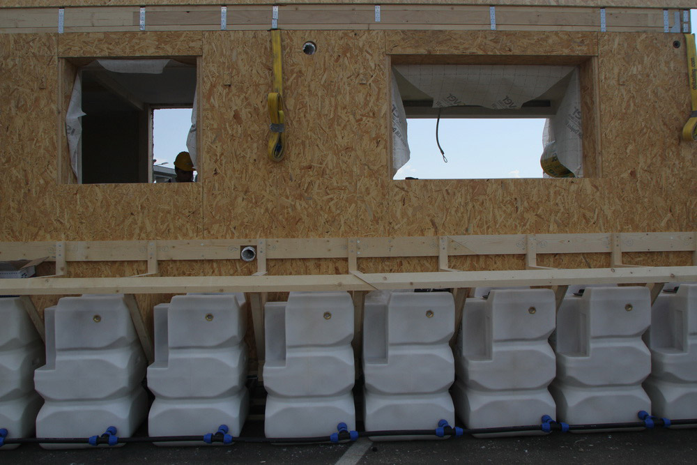 建筑工人在建造棱柱形房屋。