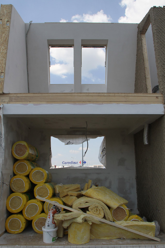 建筑工人在建造棱柱形房屋。