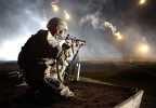 士兵在射击场与耀斑在背景-信贷国防部照片Spc。美国陆军，Venessa Hernandez