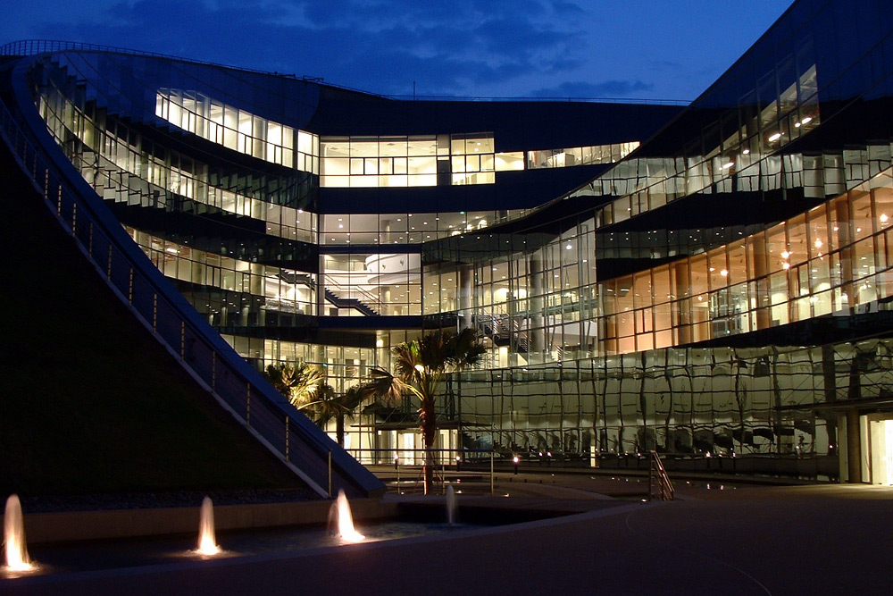 新加坡南洋理工大学艺术、设计和传媒学院夜景