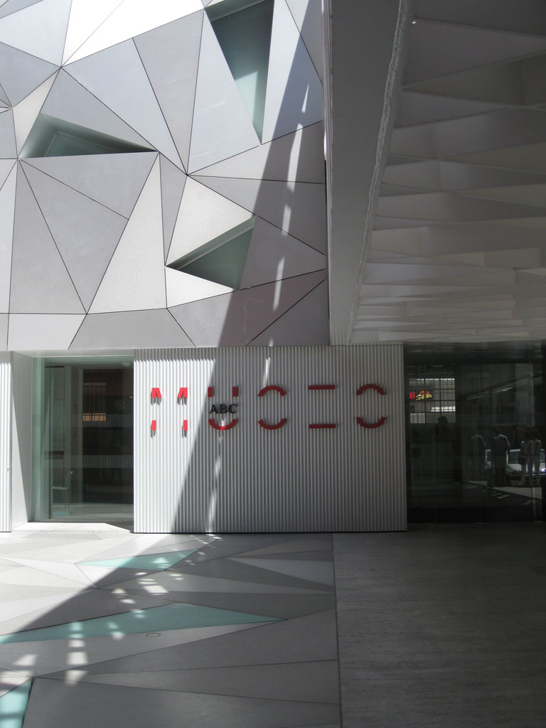 西班牙马德里ABC博物馆的标识由Aranguren y Gallegos Architecture设计