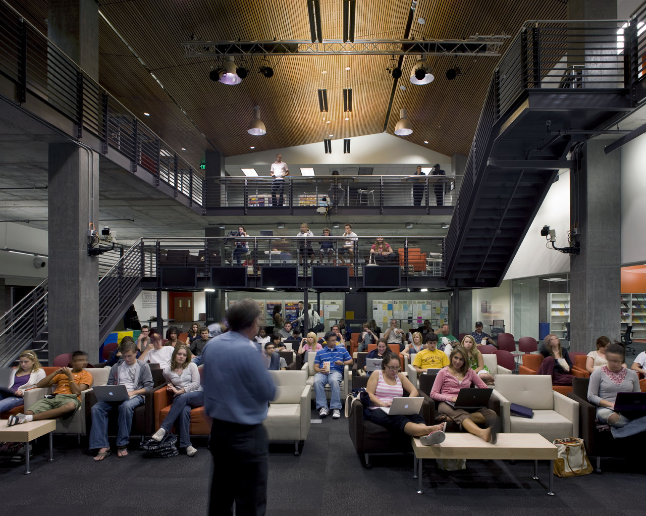ASU Walter Cronkite新闻学院，由Ehrlich Architects设计