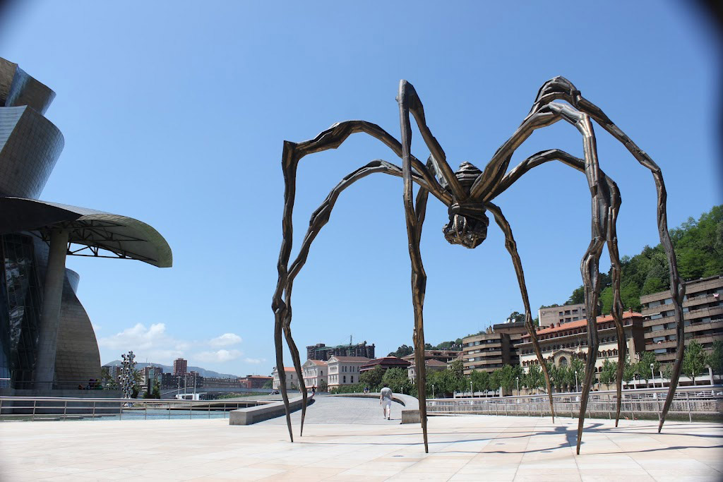 路易丝·布尔乔亚(Louise Bourgeois)在毕尔巴鄂古根海姆博物馆(Guggenheim Museum Bilbao)的雕塑作品《马曼》(Maman，形似一只巨大的蜘蛛)
