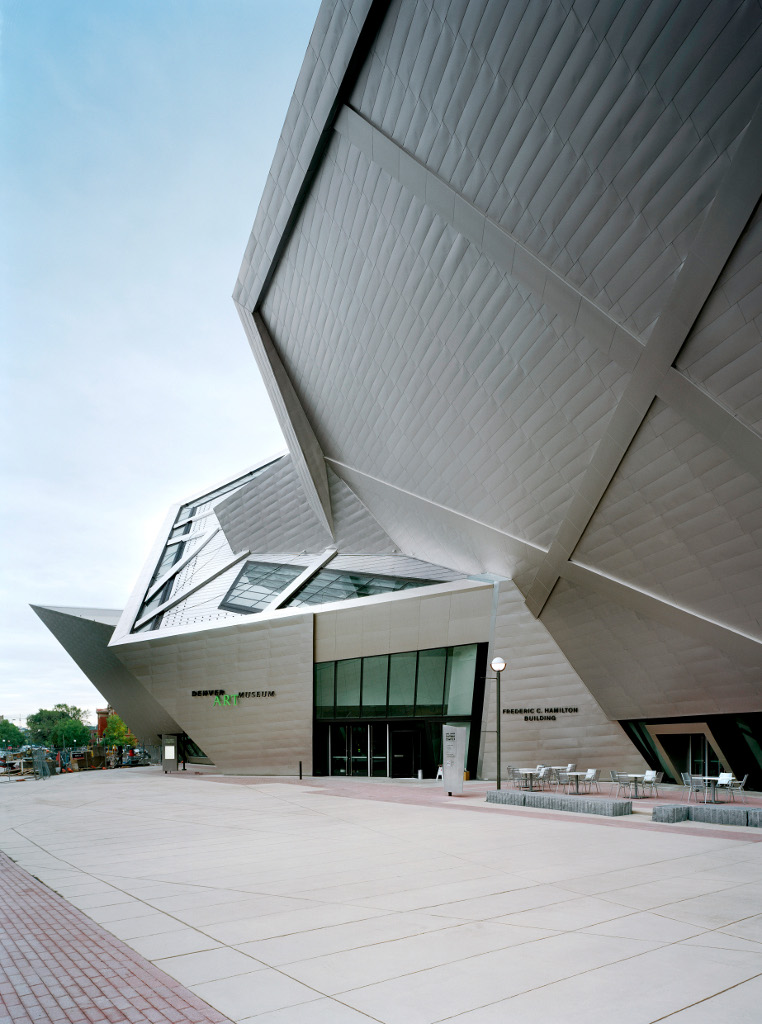 丹尼尔·里伯斯金(Daniel Libeskind)设计的丹佛艺术博物馆钛包入口