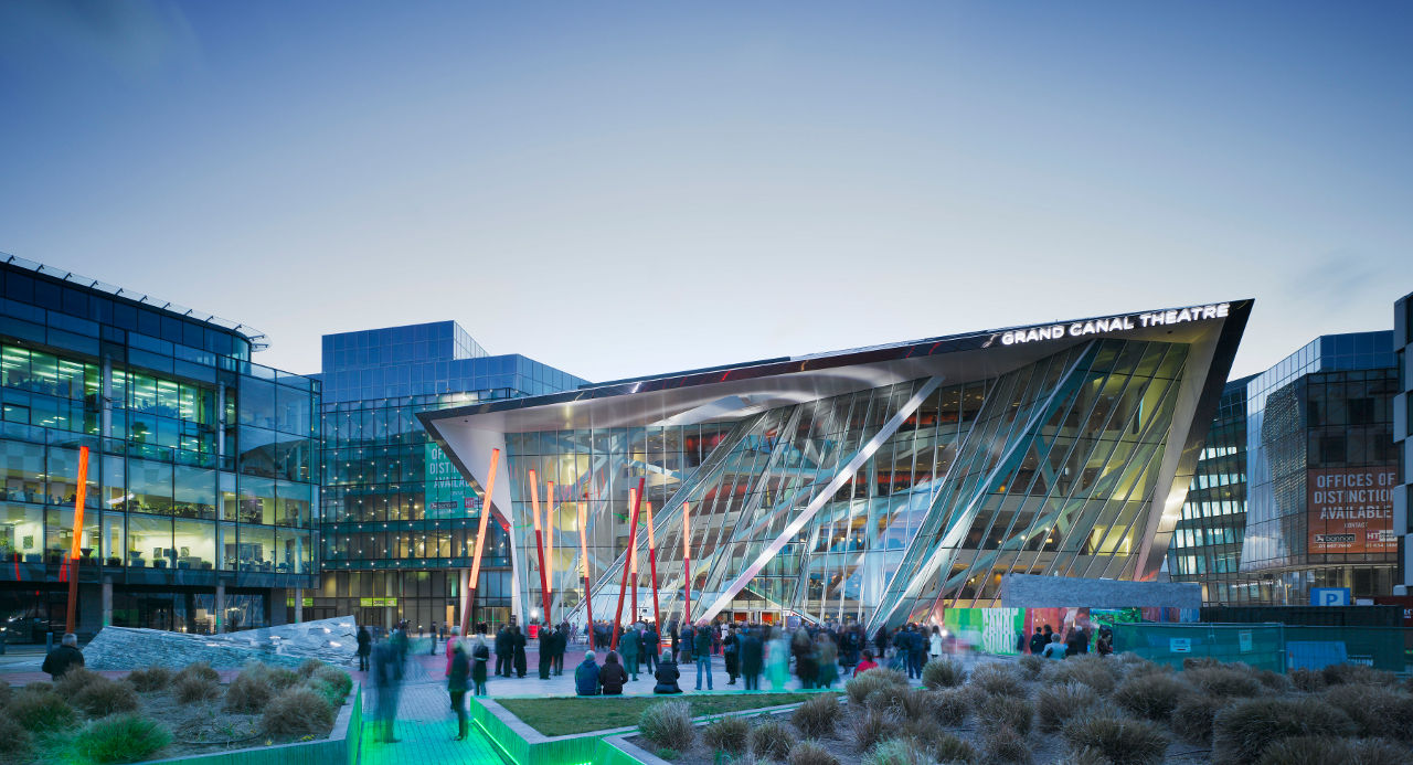 丹尼尔·里伯斯金(Daniel Libeskind)在爱尔兰都柏林的大运河广场剧院(Grand Canal Square Theatre)