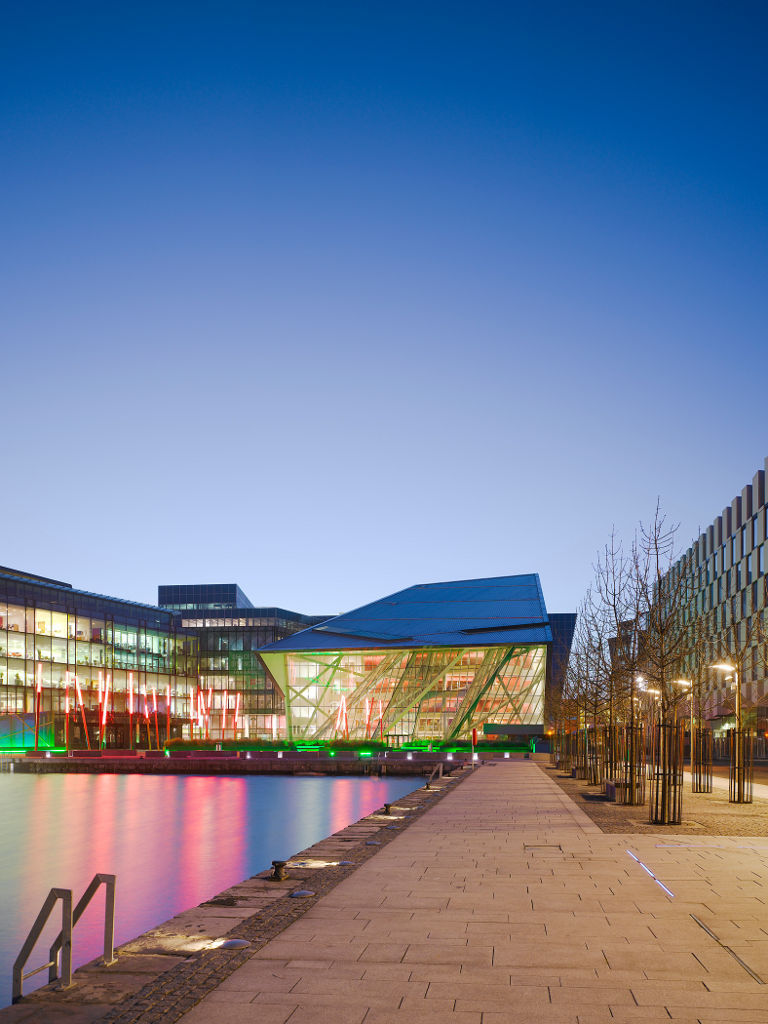 丹尼尔·里伯斯金(Daniel Libeskind)在爱尔兰都柏林的大运河广场剧院(Grand Canal Square Theatre)