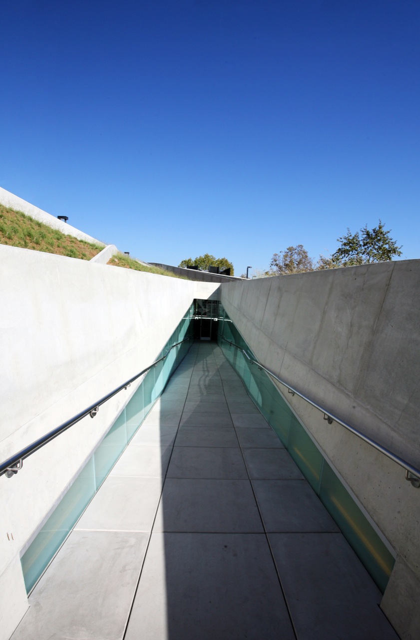 由Belzberg建筑事务所设计的洛杉矶大屠杀博物馆的外部通道