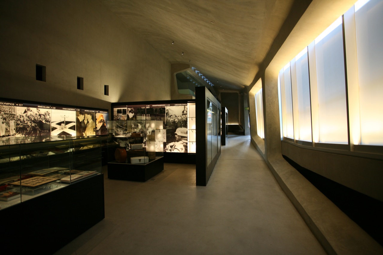 由Belzberg建筑事务所设计的洛杉矶大屠杀博物馆的内部展览