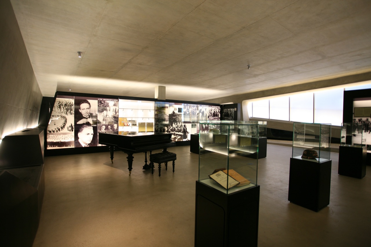 由Belzberg建筑事务所设计的洛杉矶大屠杀博物馆的内部展览