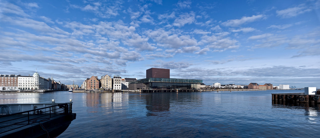 丹麦公司Lundgaard和Tranberg Arkitekter在哥本哈根港口设计了新的皇家剧场