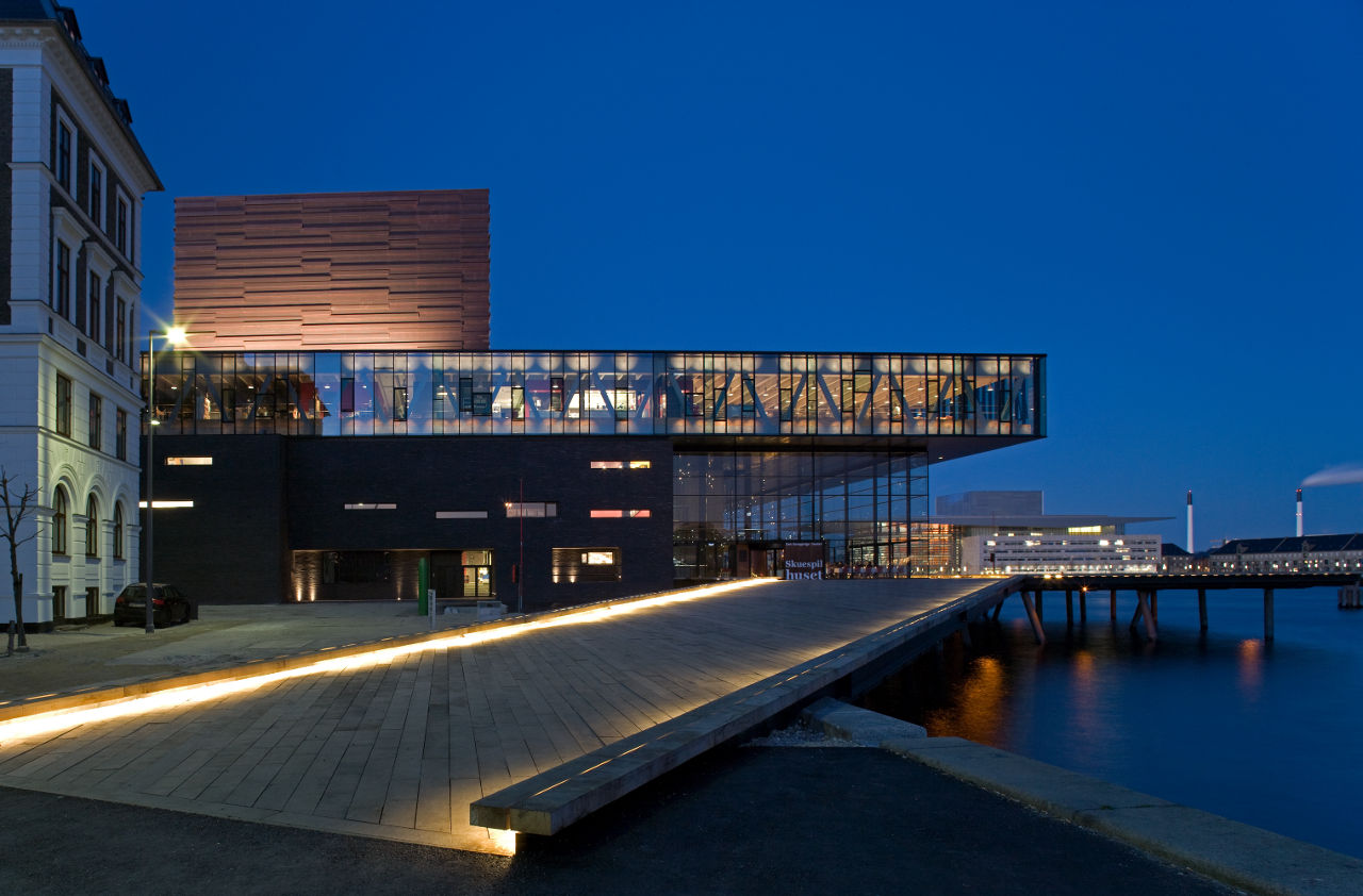 丹麦公司Lundgaard和Tranberg Arkitekter在哥本哈根港口设计了新的皇家剧场