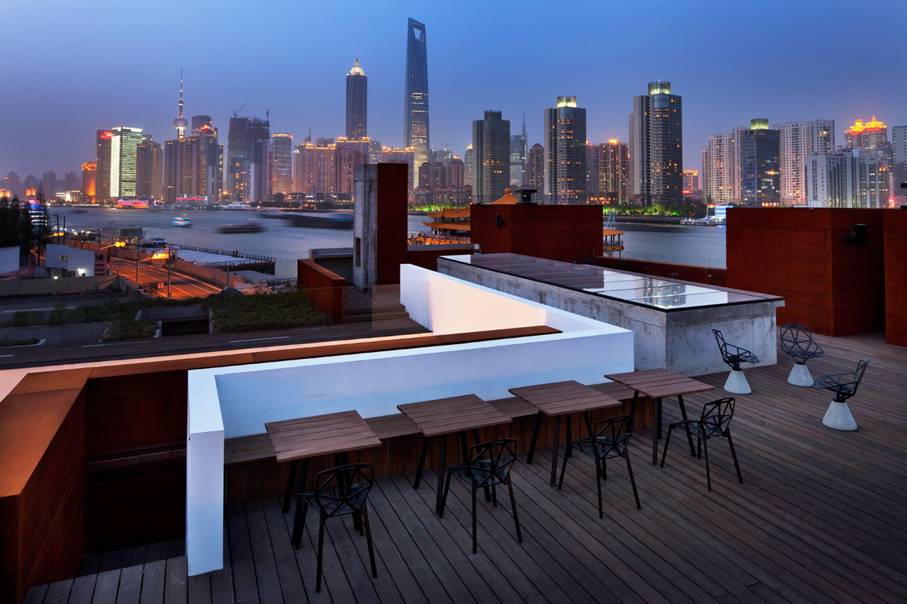 上海南外滩屋顶露台上俯瞰黄浦江的水屋/ Neri & Hu Design and Research Office (NHDRO)