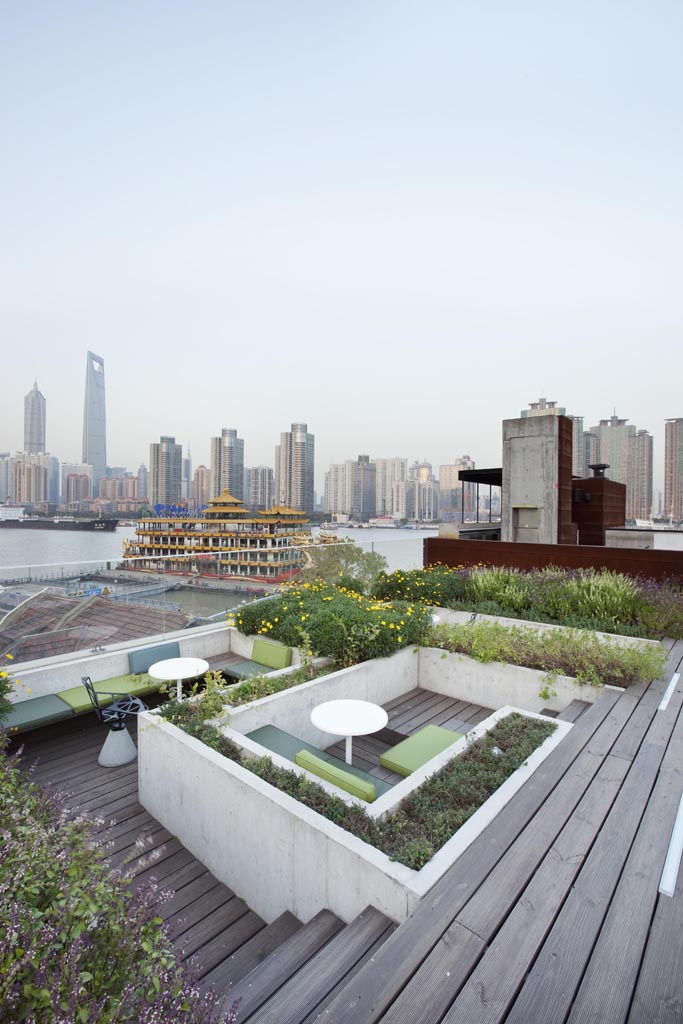 由Neri & Hu Design and Research Office NHDRO设计的位于上海南外滩屋顶露台的水屋，可以俯瞰黄浦江