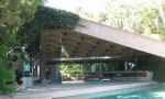Jackie Treehorne Pool在现实生活中被称为Sheats Goldstein House的游泳池，由加州贝弗利山的现代主义建筑师John Lautner设计