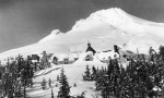 胡德山与林线洛奇显示下一条毯子雪在冬天的1942年 - 照片由乔治·亨德森为美国森林服务