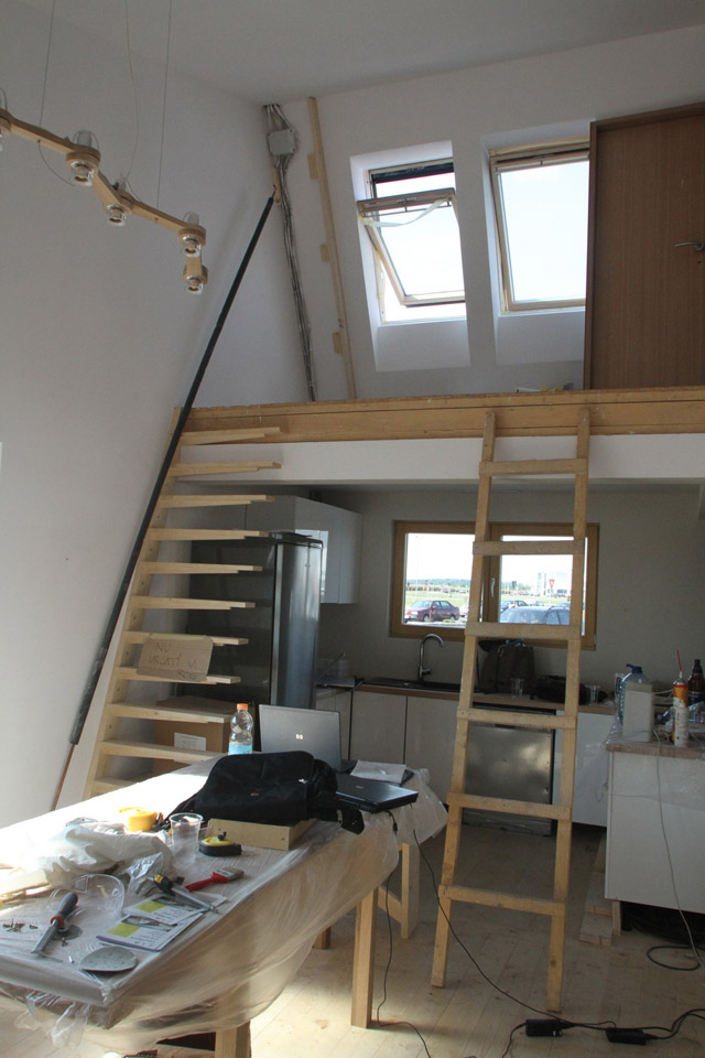 建筑工人在建造棱柱形房屋。