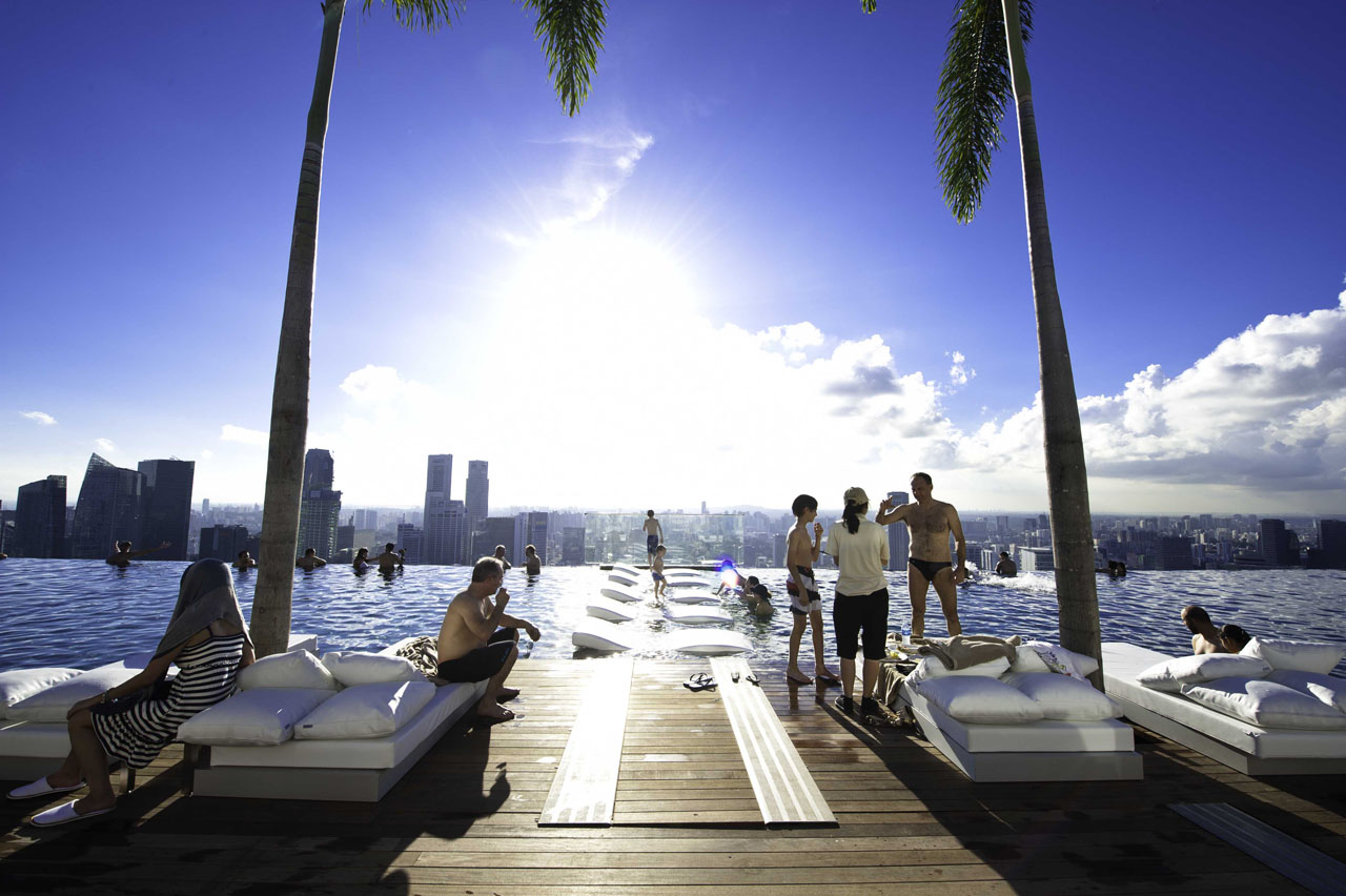 滨海湾金沙酒店屋顶泳池