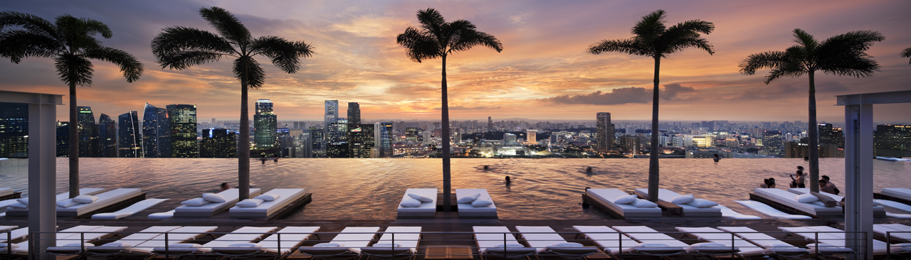 日落时分，滨海湾金沙酒店(Marina Bay Sands SkyPark)的屋顶泳池